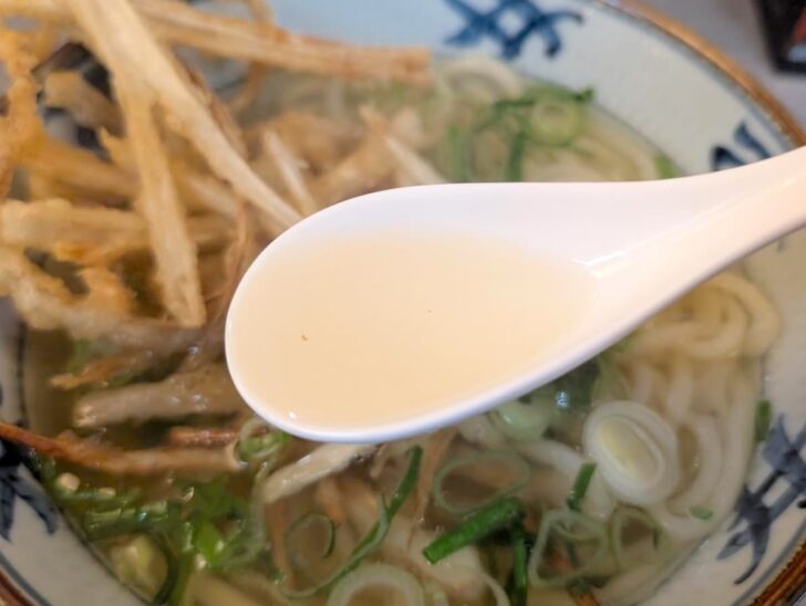 口に含むと昆布や魚節の深いうまみがじんわりと広がっていく