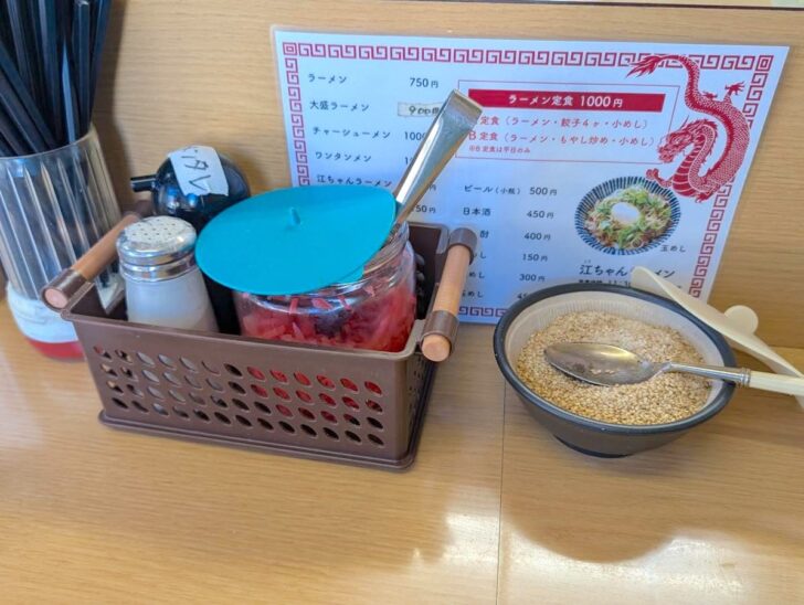卓上にはゴマ、紅しょうが、コショウ、ラーメンタレ