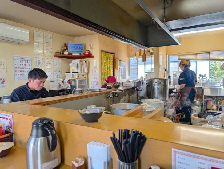ベテランのお姉さまがたが店を切り盛りされている