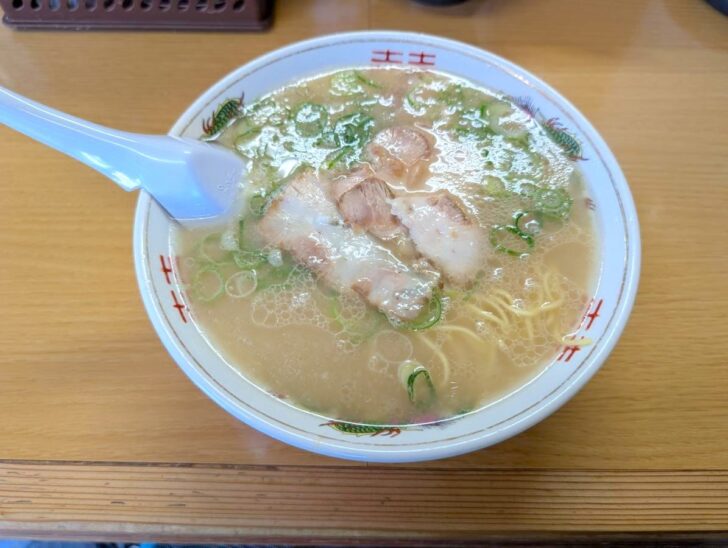 非常にそそる、老舗店らしいビジュアルのラーメン