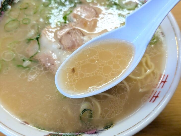 しっかりと注がれたスープは、豚骨の香りは軽めでダシ感のあるタイプ