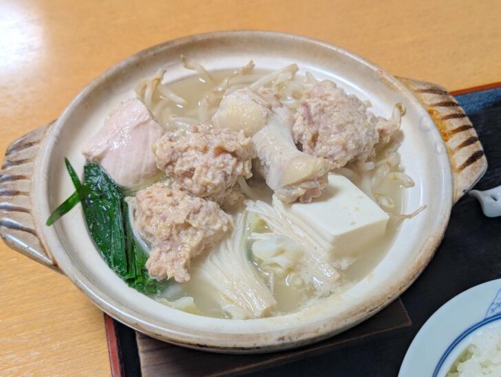 水から炊いて鶏・野菜のダシはやや出ているもののかなりあっさりめの水炊き
