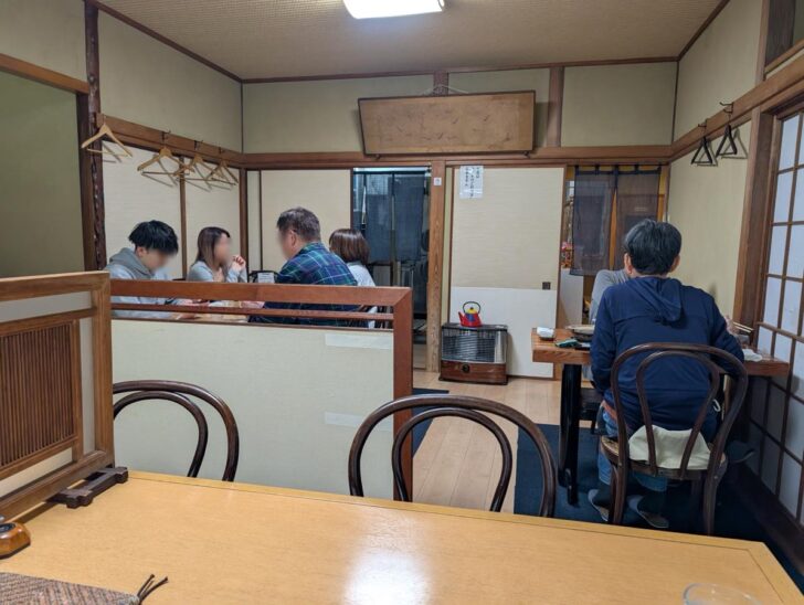 2人・4人がけのテーブル席がある部屋