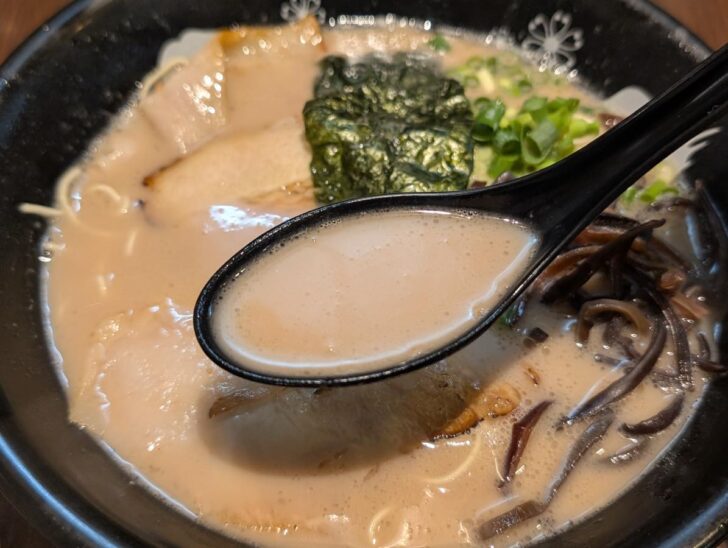 スープは、濃度というか粘度を感じる見た目通りの濃厚な味わい