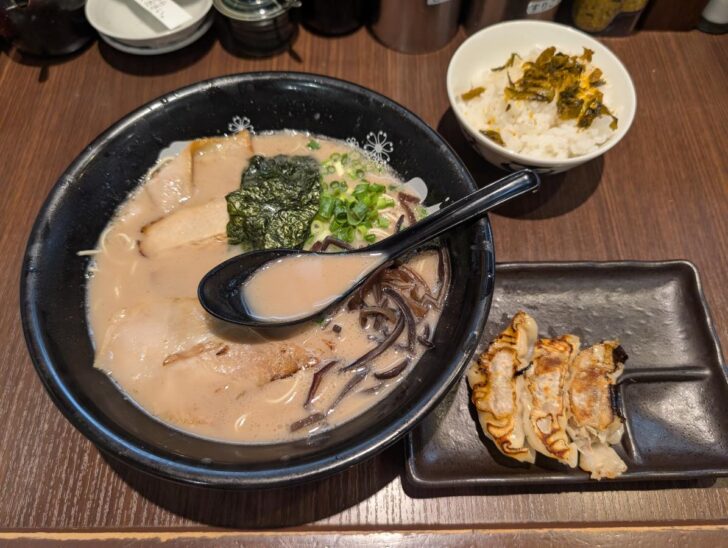 ぎょうざも到着し、ラーメン＋ぎょうざセットがすべてそろいました