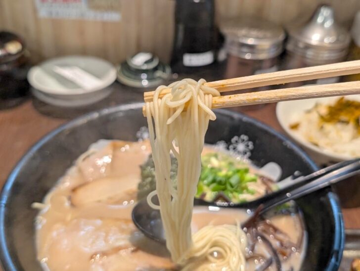 麺は細麺〜極細麺の間くらいで、やわらかくなりやすいので硬めが好きならサッと食べるのが吉
