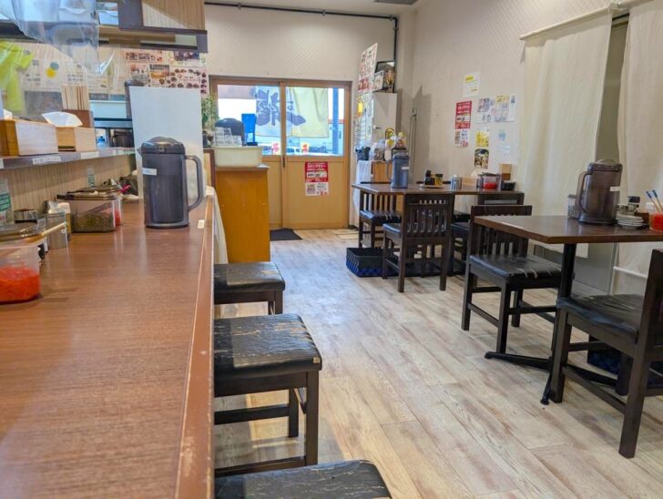店内にはカウンター席とテーブル席