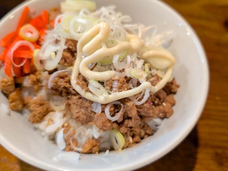 からしマヨネーズをかけることで、ちょうどいい丼として完成する