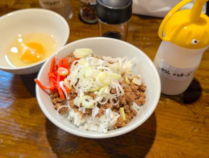 サイドメニューの肉味噌丼（400円）