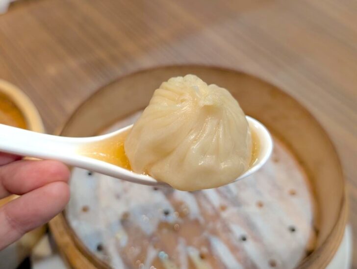 肉汁がたっぷり閉じ込められている小籠包