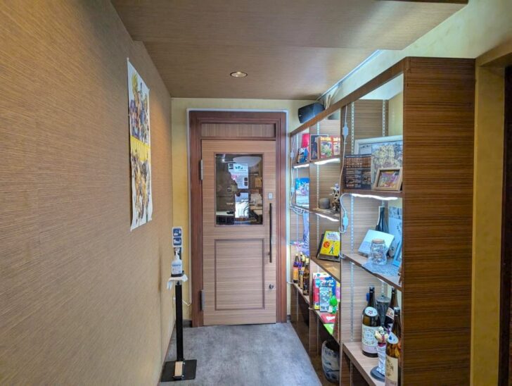 ドアを開けて入店……と思ったら、ここはまだお店ではなく謎の空間