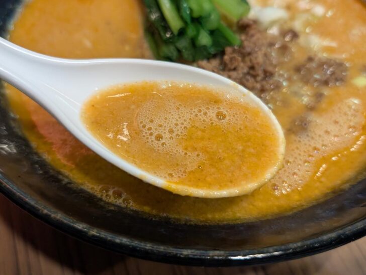 鶏ガラとゴマの香り・旨味がブワッと口の中に広がる