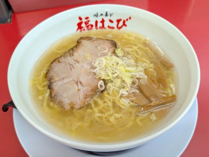 塩ラーメンにはチャーシュー、ネギ、メンマ入り