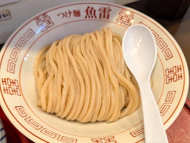 美しく盛られたつやのある麺