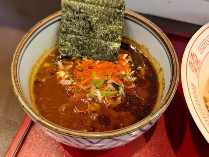 唐辛子らしきパウダーのかかった、濃厚そうな色のつけ汁