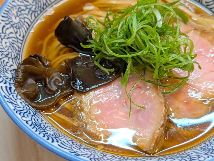 トッピングはやや赤みの残ったやわらかそうなチャーシューに大ぶりのきくらげ、ネギ