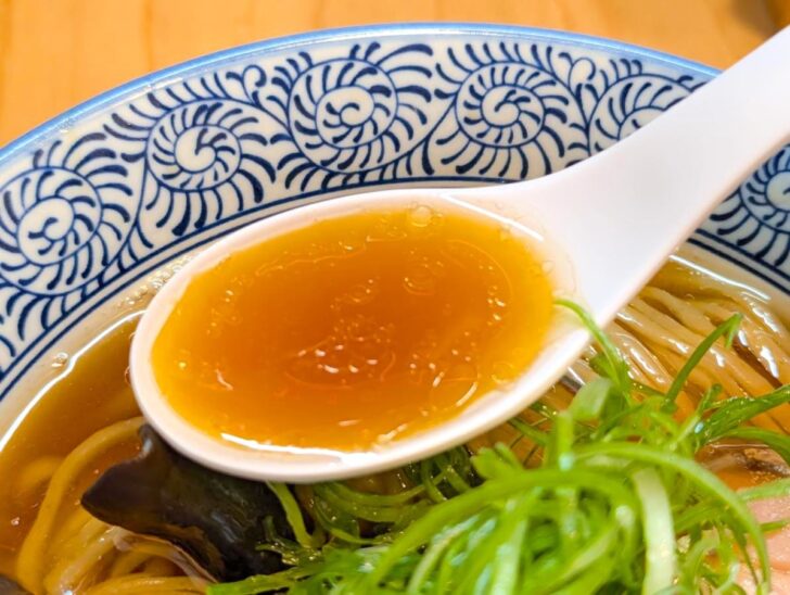 上品で味わい深い醤油スープ