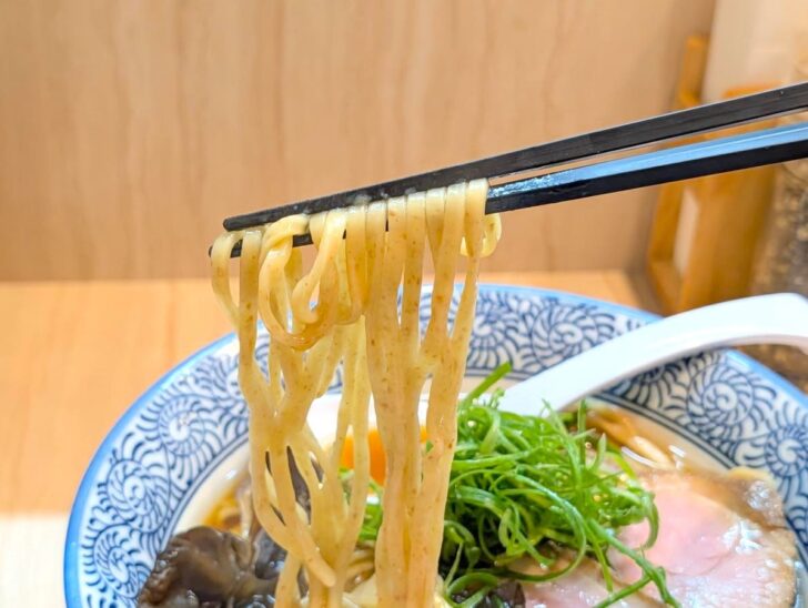 エッジが立っていてほどよい食感とコシがある、ラー麦と全粒粉が練り込まれた麺