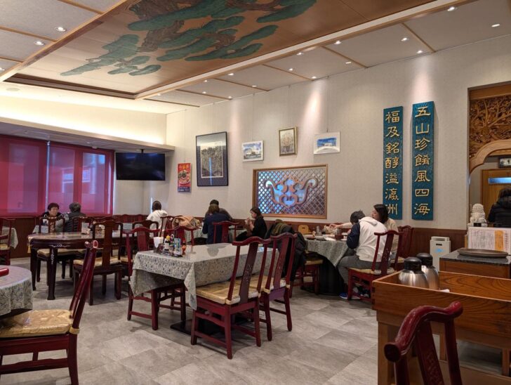 テーブル席のほかカウンター席もある