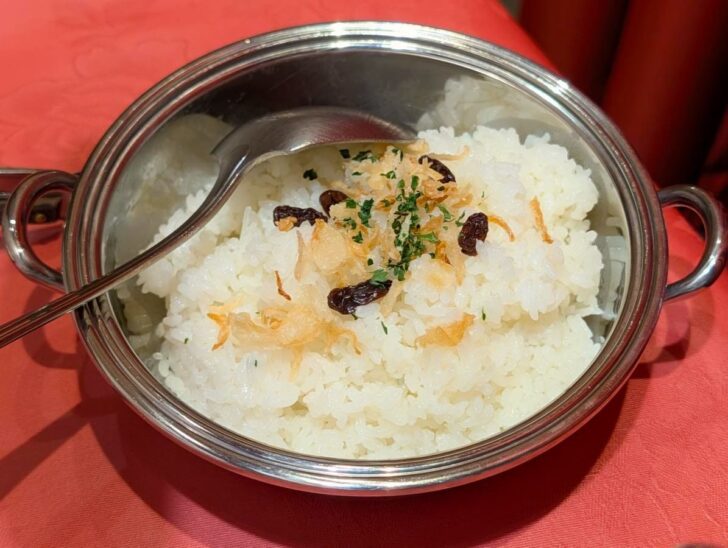 別皿で1人前かそれより少し多いくらいのご飯が用意されている