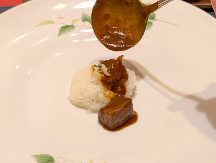 最初の一口は欧風ビーフカレーをいただいてみる