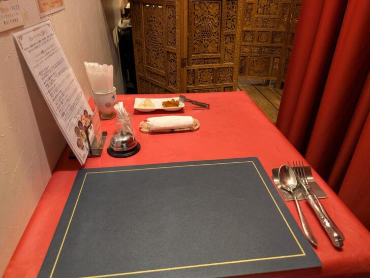 テーブル席にはそれぞれ仕切りがあり、プライベート感もしっかり確保