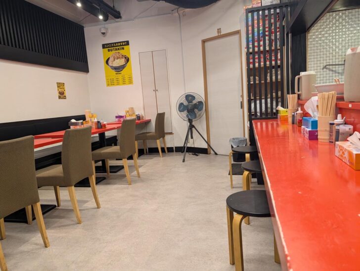 ラーメン二郎を意識した赤いテーブル