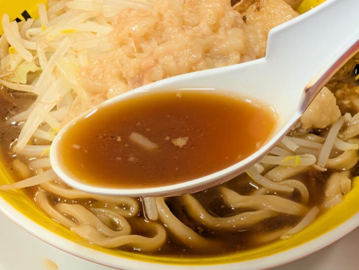 カエシ（醤油ダレ）が強くでているスープで、豚スープのコクは控えめ