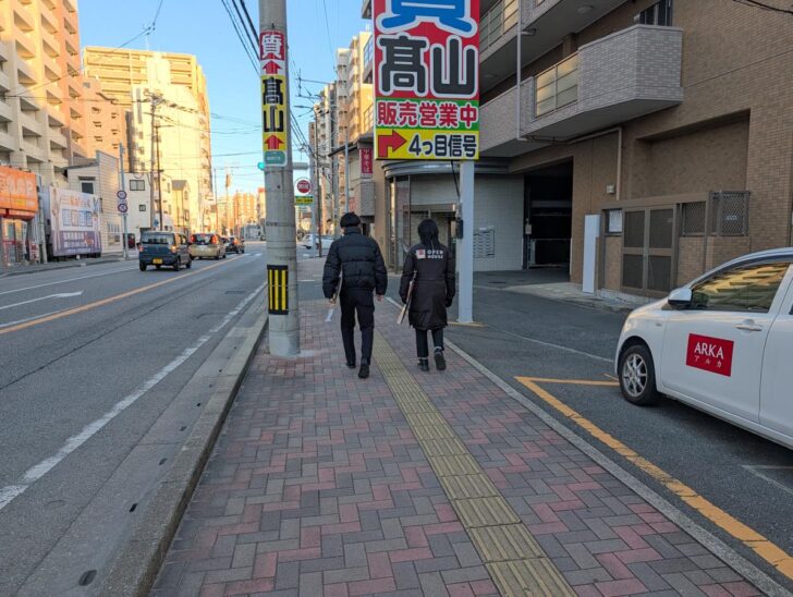 看板のようなものを持って通り過ぎたオープンハウス