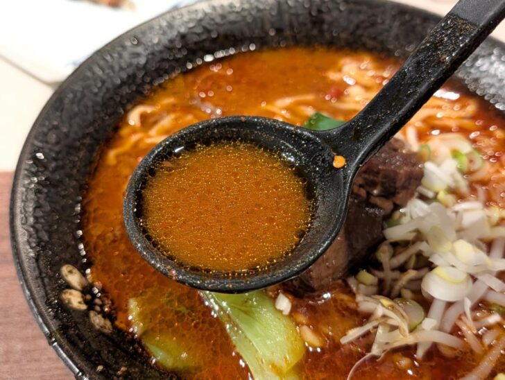 スープを口に入れると、牛骨の旨味と辛さが口を刺激