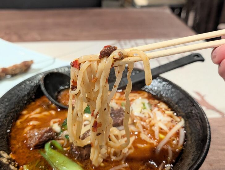 麺もしっかりスープが絡んでおいしいんですが、なにせ辛い