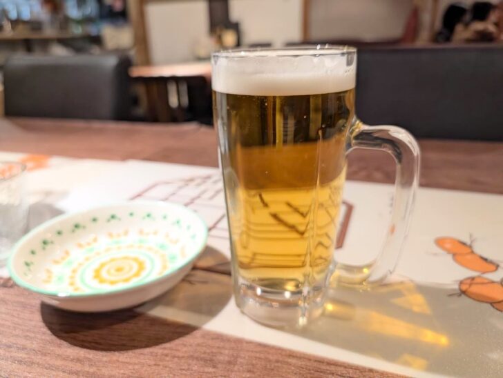 居酒屋っぽい雰囲気だったのもあり、それなら一杯飲んでおこうかとまずはビール