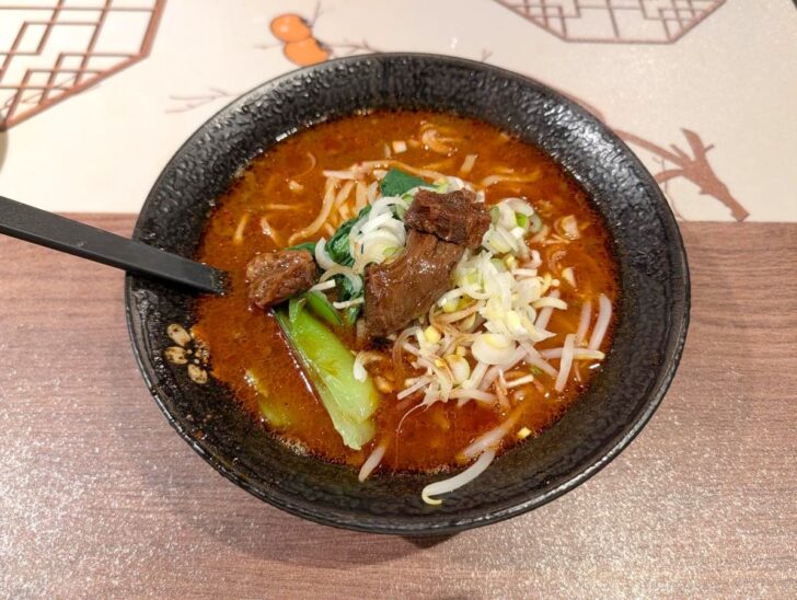 名物の四川旨辛牛肉麺
