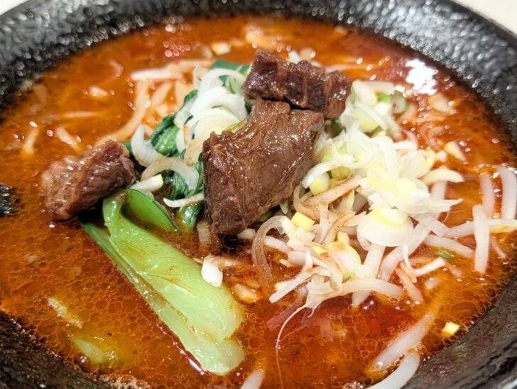 いかにも辛そうな赤っぽいスープに、ゴロゴロとした牛ンクと多めの野菜が乗っている