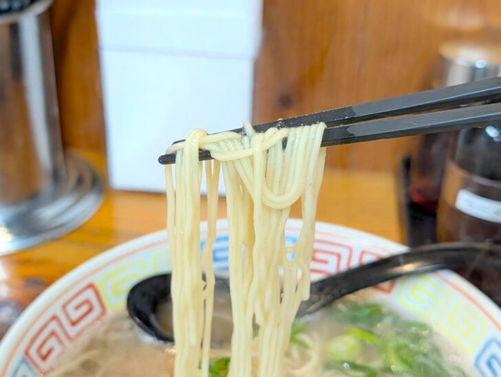 福岡の豚骨ラーメンらしい細麺