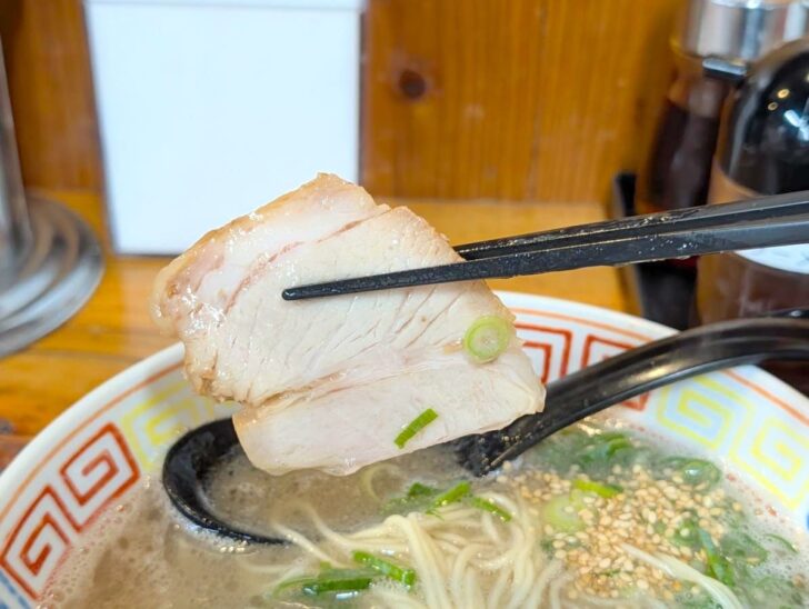 強めのスープに合わせているのか、チャーシューは炙り・味付けひかえめ