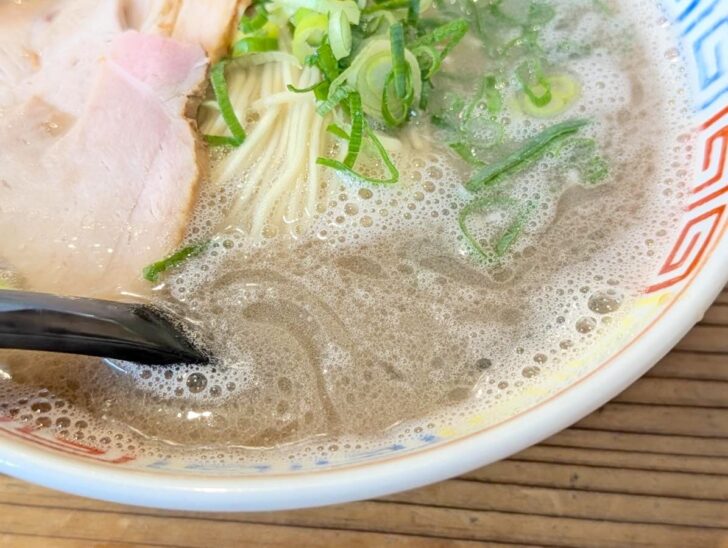 黒みがかったスープが特徴的