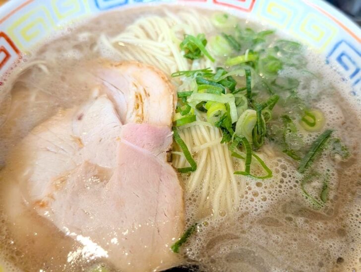 トッピングは炙り控えめのチャーシューとネギ