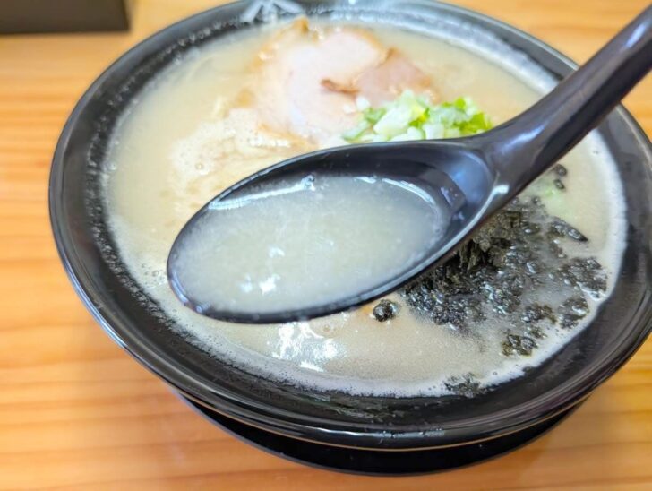 やまみラーメンの準豚骨スープ