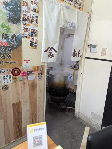 のれんの奥には、おそらく豚骨を煮込んでいるであろう寸胴鍋