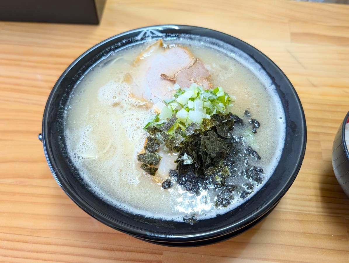 「やまみラーメン」の純豚骨らーめんを実食レビュー
