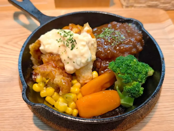 ハンバーグもチキン南蛮もうまい
