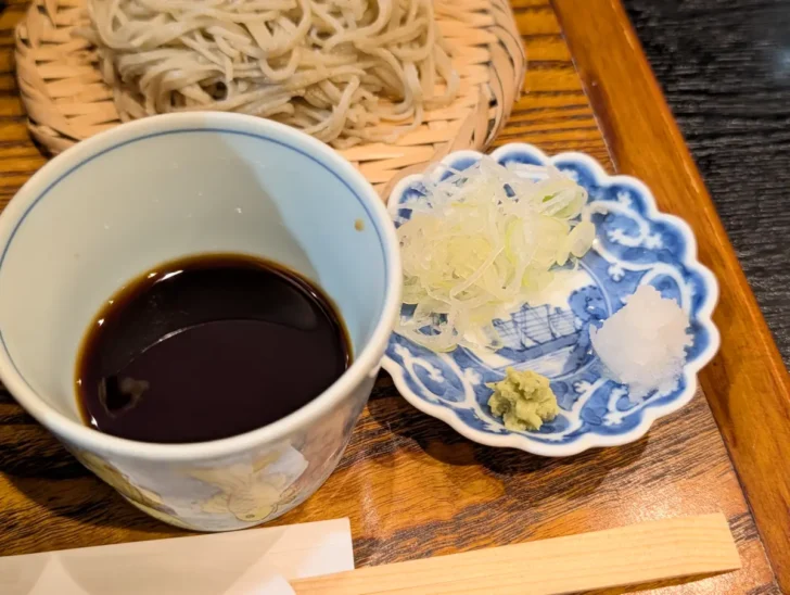 つゆはやや辛めの関東風で、薬味はわさび・大根おろし・刻みネギの3種