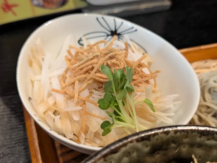大根サラダは、上にフライしたそば（？）がかかっていて食感が楽しい