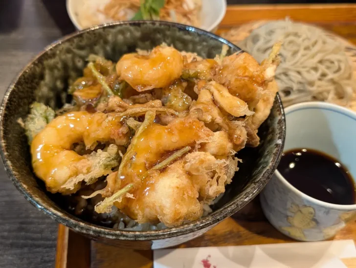 エビ・ホタテ・しめじ・三葉が入ってるという大きなかき揚げ