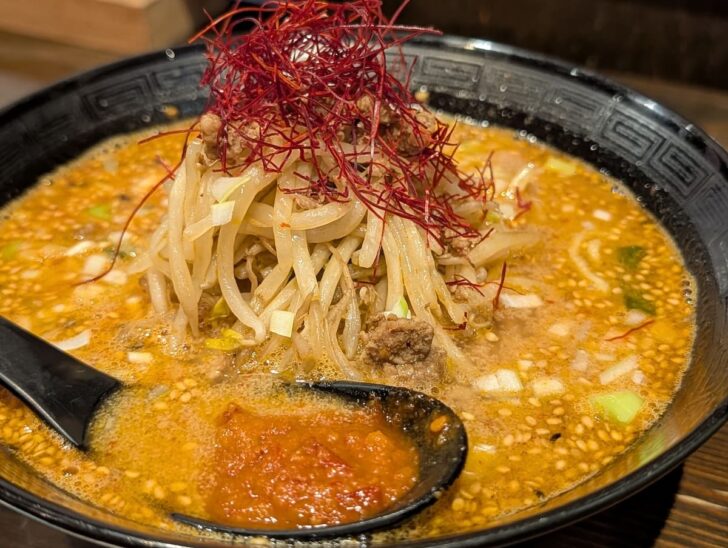 辛味ペーストを溶かすと、辛さだけでなく酸味もプラスされて味わいがかなり変わる