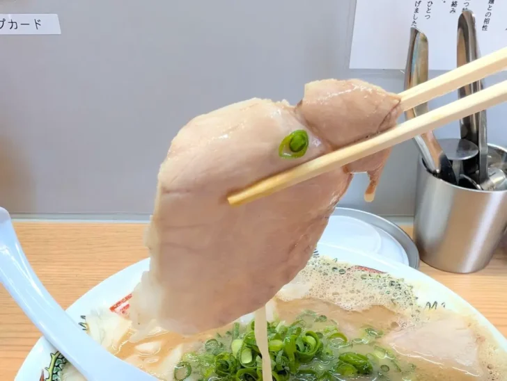 チャーシューはなめらかで、焼きや漬け込みは控えめ