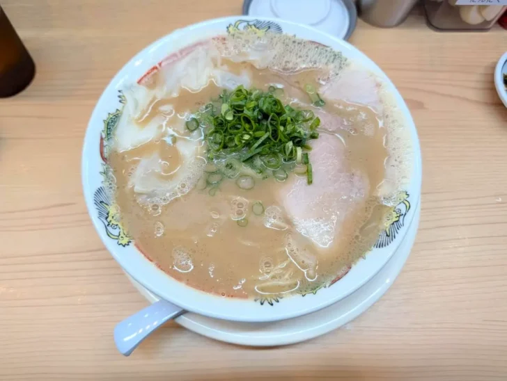 「博多豚骨ラーメン ぶっとび」の手包みワンタン麺