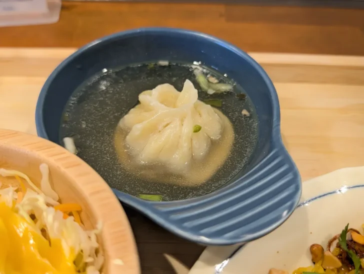 香草の薫るスープにモモ（ネパールの小籠包的な料理）が入った一品
