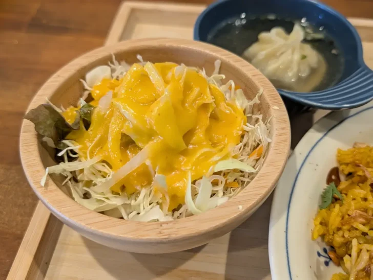 サラダには、にんじんや玉ねぎをすりおろしたドレッシングがたっぷり
